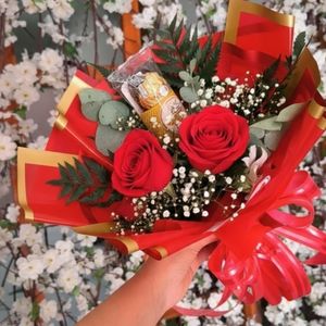 imagem do produto Buquê Luxo 02 rosas naturais + Ferrero Rocher com 03 unidades