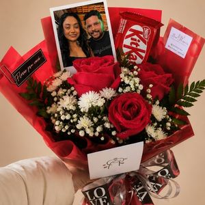 imagem do produto Buquê especial com 03 rosas vermelhas + foto Polaroid+ kit Kat | embalagem vermelha 