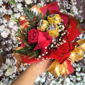 imagem do produto 1 Mine buquê com 1 Rosa vermelha + 03 ouro branco