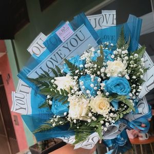 imagem do produto Buquê luxo 10 rosas ( brancas e azul )