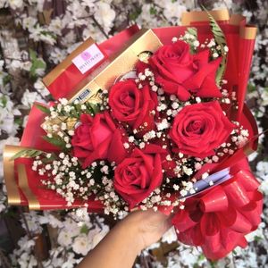 imagem do produto Buquê com 05 rosas + Ferrero Rocher com 08 unidades ( Especial o queridinho delas "