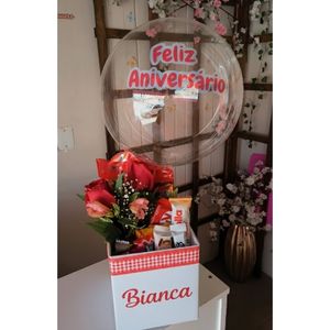 imagem do produto Box super luxo ( arranjo de flores / balão transparente personalizado/ chocolate lacta variados e Nutella b-ready) nome personalizado na box , você pode alterar a cor da personalização/ esse presente acompanha cartão personalizado com foto . 
