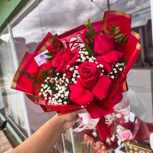 imagem do produto Buquê 03 rosas + 01 Kit Kat 