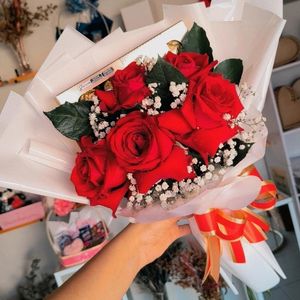 imagem do produto Buquê clássico de cinco rosas vermelhas | Ferrero Rocher| Embalagem Branca 