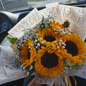imagem do produto Buquê super luxo 05 girassol + Ferrero Rocher