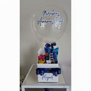 imagem do produto Box luxo quadrada | Ruffles/ bis / coca refrigerante/ chocolates lacta/ cartão personalizado/ balão transparente ( acompanha personalização na box e no balão favor enviar a escrita na caixa de observação para a preparação da personalização)