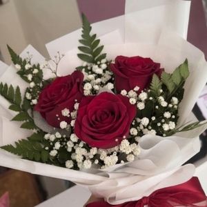 imagem do produto Buquê romântico 03 rosas embalagem branca - ( Queridinho delas)