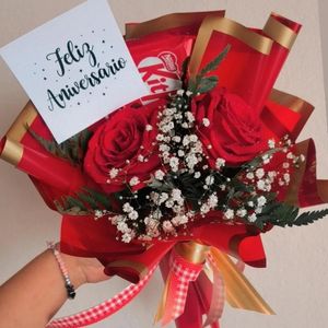 imagem do produto Mine buquê 02 rosa vermelha luxo + kit Kat ( placa feliz aniversário ou placa com frase que você escolher ) 