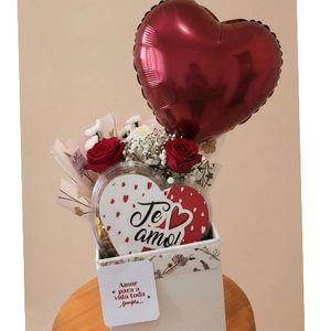 imagem do produto Box branca "Amor pra toda vida " - chocolates , arranjo de flores e balão de coração 