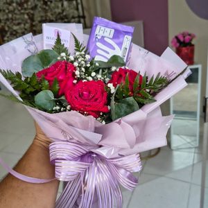 imagem do produto Buquê 03 rosas + Milka tradicional+ embalagem lilás | " elas amam "