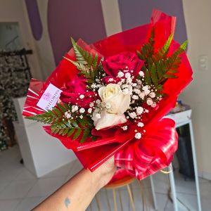 imagem do produto Buquê 03 rosas ( vermelha e branca )