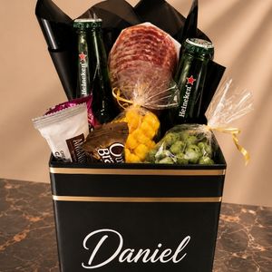 imagem do produto Box luxo black personalizada com nome - 02 cerveja da preferência - 01 salame - chocolates lacta variados - porção em amendoim e salgadinho -