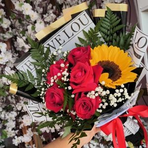 imagem do produto Buquê com 05 rosas vermelhas+01 girassol embalagem Black coreano