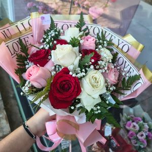 imagem do produto Buquê luxo de 12 rosas (vermelhas/ branca / rosé )-