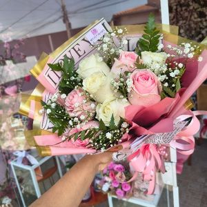 imagem do produto Buquê 08 rosas ( branca e rosa claro ) estilo coreano de jornal | Clássico e delicado | Edição limitada