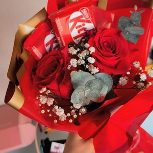 imagem do produto Mine Buquê Luxo - 02 Rosa Natural Vermelha + 02 kit kat