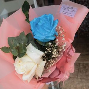 imagem do produto Buquê de 2 rosas Branca e azul - Delicatte