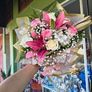imagem do produto Buquê super luxo mix lírios e 06 rosas ( brancas e rose ) 