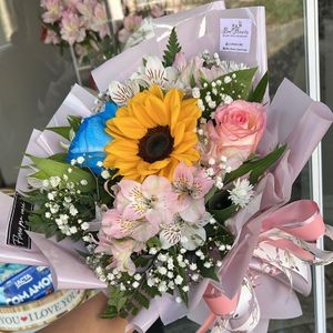 imagem do produto Buquê mix colorido - ( girassol 🌻/ Alstromelias/ rosa azul e rosa rose )