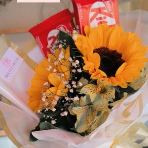 imagem do produto Buquê luxo 02 girassol + 02 KIT KAT