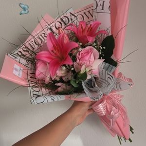 imagem do produto Buquê 03 rosas ( rosa claro ) + Lírios pink | Estilo Coreano de jornal  | Clássico e delicado | Edição limitada  