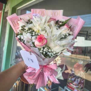 imagem do produto Buquê 03 rosas ( rosa claro ) + 02 Lírios brancos | Estilo Coreano de jornal  | Clássico e delicado | Edição limitada  