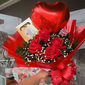 imagem do produto Buquê " Te amo intensamente" 04 rosas + Ferrero Rocher com 08 unidades+ balão de coração + Mine placa te amo