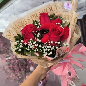 imagem do produto Buquê luxo 03 rosas vermelhas - embalagem nude