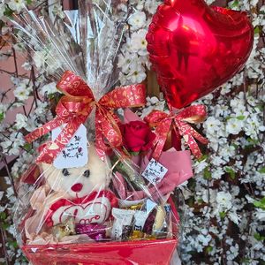 imagem do produto Cesta especial 01 ( urso + caneca gratidão + arranjo de rosa vermelhas+ chocolates variados + balão de coração