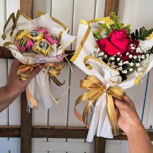 imagem do produto COMBO - buquê de bombom com Rosa Solitária luxo - embalagem branca 