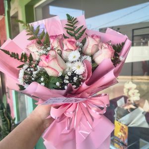 imagem do produto Buquê 06 rosas rosé delicadas embalagem rosa 🩷