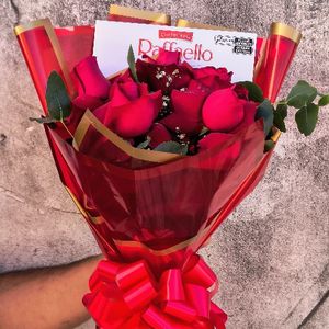 imagem do produto Lançamento buquê de 05 rosas com caixa de  Rafaello ❤️