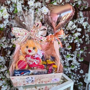 imagem do produto Cesta especial ( urso + chocolate Variados lacta + bis + balão de coração )