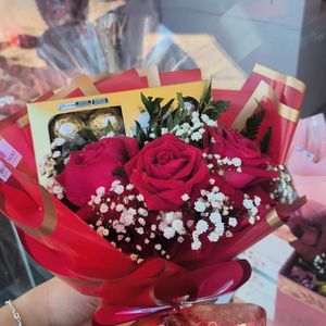 imagem do produto Buquê luxo com 03 rosas + Ferrero Rocher | Embalagem Vermelha