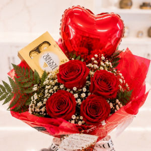 imagem do produto Buquê " Te amo intensamente" 04 rosas + Ferrero Rocher com 08 unidades+ balão de coração + Mine placa te amo  