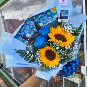 imagem do produto Buquê van Gogh ( 02 girassol + duas rosas azul )