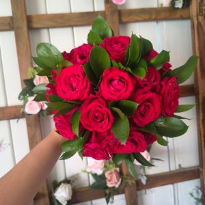 imagem do produto Buquê de noiva rosas vermelhas ( tamanho médio ) 