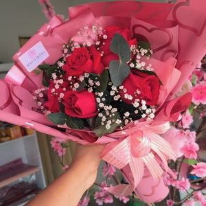 imagem do produto Buquê classico 05 Rosas vermelhas  - embalagem rosa 