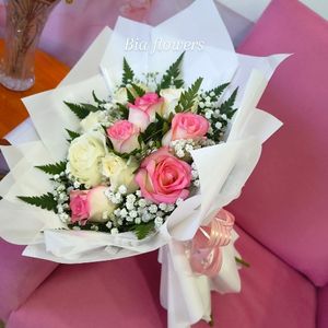 imagem do produto Buquê de 8 rosas rose / branca ( embalagem branca )