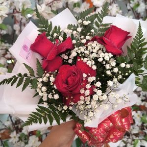 imagem do produto Buquê romântico 03 rosas embalagem branca - ( Queridinho delas) -