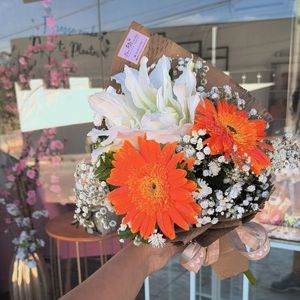 imagem do produto Buquê clássico tradicional 02 gerberas laranja+ lírio branco  ( limitado )  