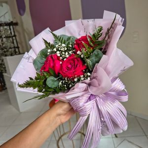 imagem do produto Buquê Lilac Lançamento - 03 rosas vermelhas
