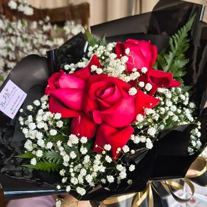 imagem do produto Buquê 03 rosas vermelhas - embalagem Black dark 