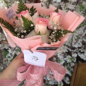 imagem do produto Buquê clássico luxo 03 rosas cor rosa claro