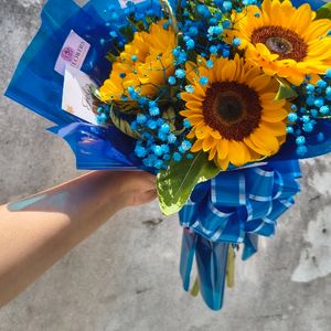 imagem do produto Buquê com 03 Girassol ( embalagem azul )