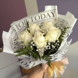 imagem do produto Buquê clássico 05 rosas brancas - embalagem branca e coreano