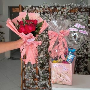 imagem do produto Combo luxo - box vinho com Ruffles, chocolate Variados e bis + Buquê luxo de 5 rosas vermelhas ( tons rosé embalagem )