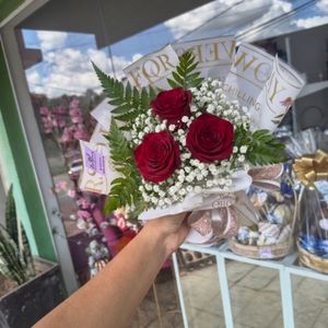 imagem do produto Buquê romântico 03 rosas embalagem branca - ( Queridinho delas)