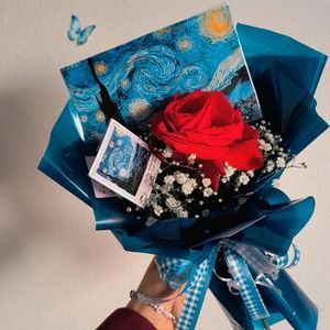 imagem do produto Buquê Van gogh Rosa vermelha solitária Luxo - Azul com imagem do Van Gogh e Mine quadro + cartão personalizado com frase especial 