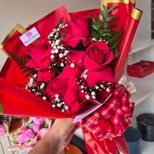 imagem do produto Buquê 04 Rosas especial tradicional - Embalagem vermelha